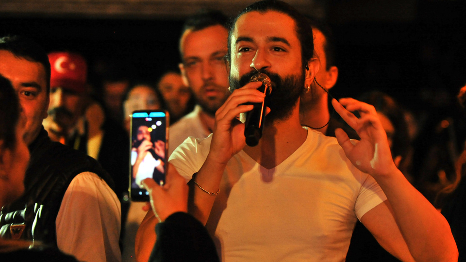 Şarkılarını sevenleriyle seslendirdi