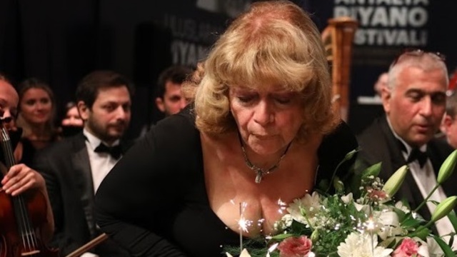 İdil Biret'e sahnede yaş günü