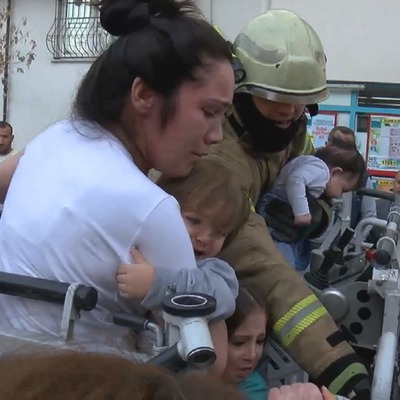 Bebekli aileler yangında mahsur kaldı