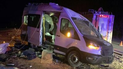 Minibüs devrildi! Çok sayıda yaralı var