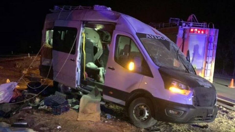 Minibüs devrildi! Çok sayıda yaralı var