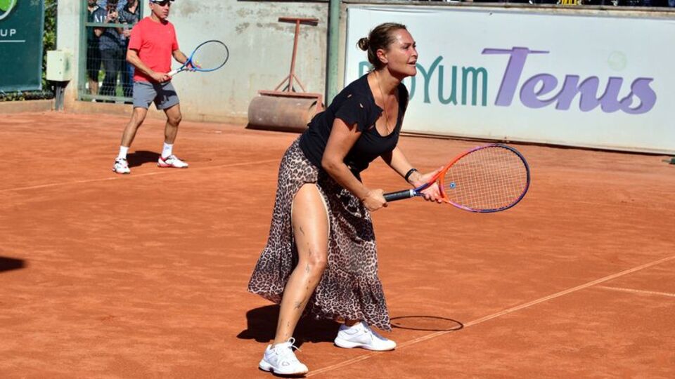 67'lik tenisçiye Hülya Avşar'dan maç daveti