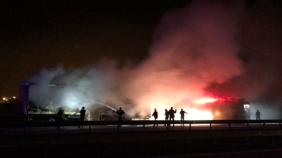 Edirne'de TIR'ın dorsesi alev alev yandı