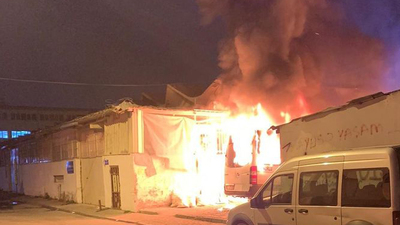 Park halindeki minibüs alev alev yandı