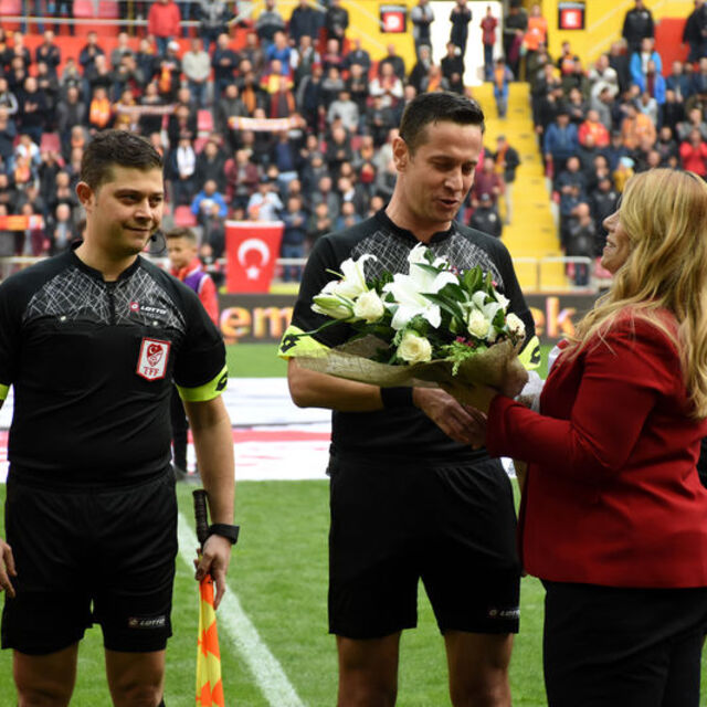 Kayserispor Başkanı Gözbaşı'ndan çiçek