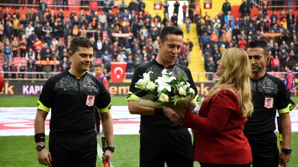 Kayserispor Başkanı Gözbaşı'ndan çiçek