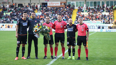 Maç öncesi öğretmenlere çiçek