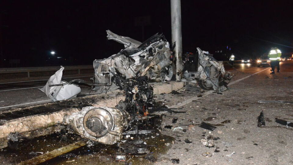 Otomobil yön levhasına ok gibi saplandı!