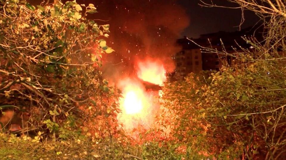 Eyüpsultan'da gecekondu alev alev yandı