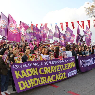 Türkiye'de 328 günde 303 kadın katledildi!