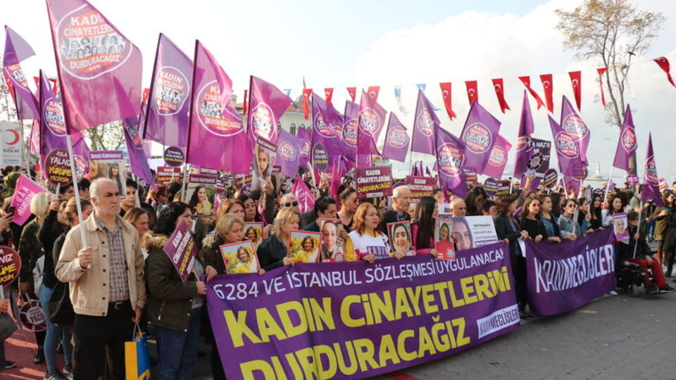 Türkiye'de 328 günde 303 kadın katledildi!