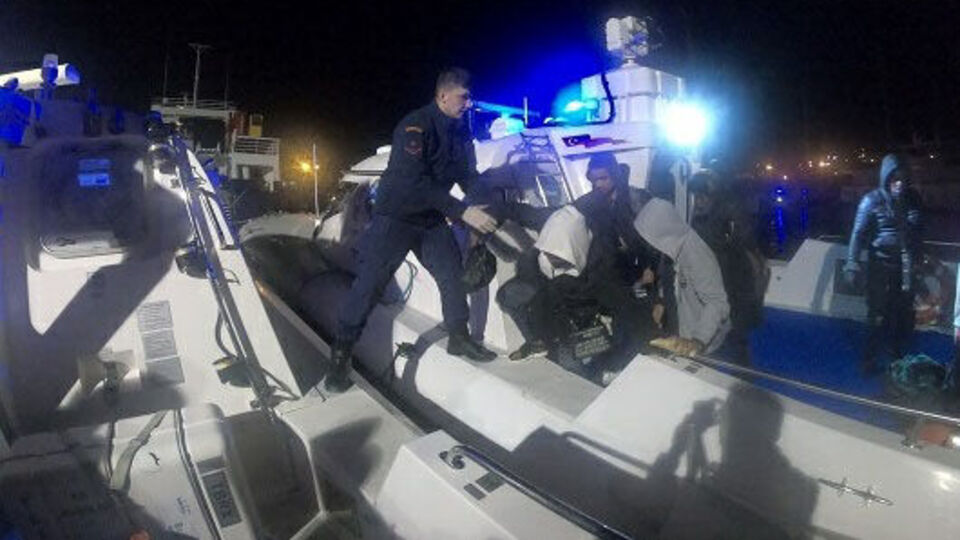 İzmir'de 61 kaçak göçmen yakalandı