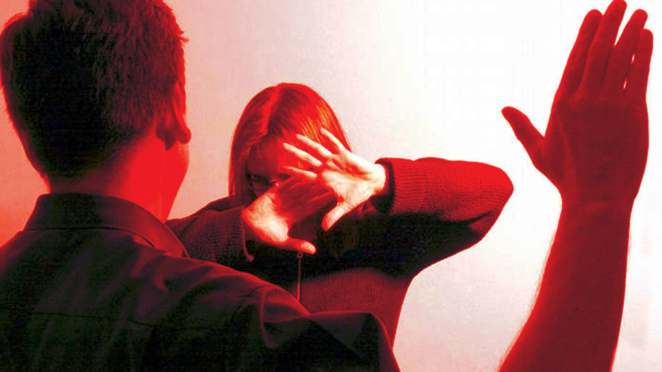 Kadına kalkan o el!