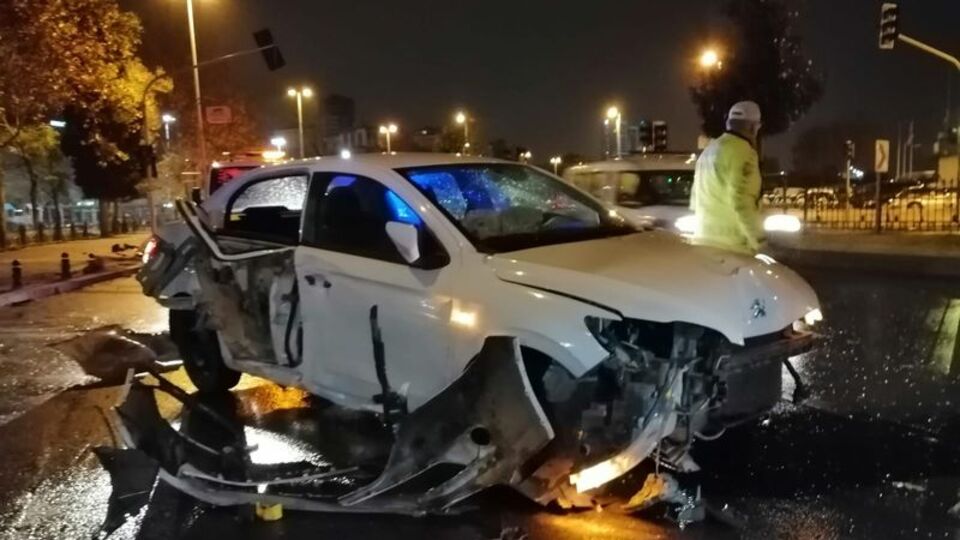 İstanbul'da polisten kaçan şahıslar kaza yaptı