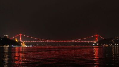 İstanbul'un simgeleri turuncuya büründü