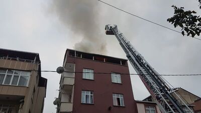Esenyurt'ta 5 katlı binanın çatı katında yangın