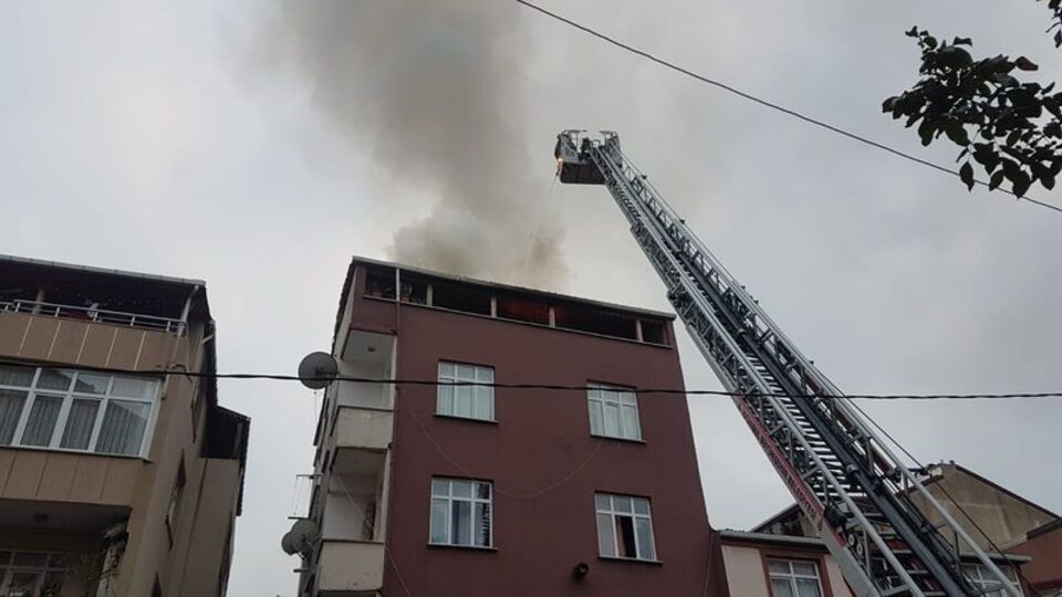 Esenyurt'ta 5 katlı binanın çatı katında yangın