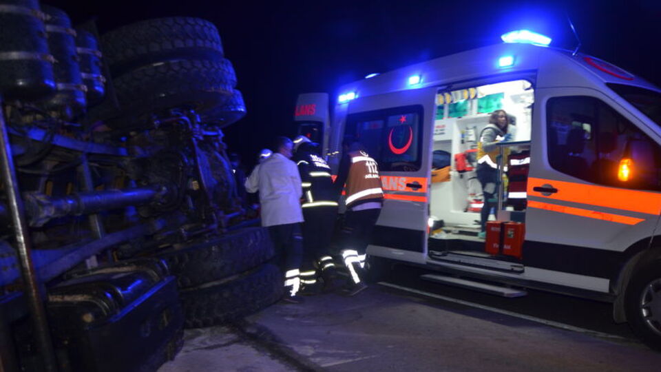 Kazaya müdahale eden polise otomobil çarptı