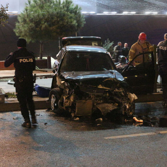 Beşiktaş'ta kaza! Otomobil refüje çıktı