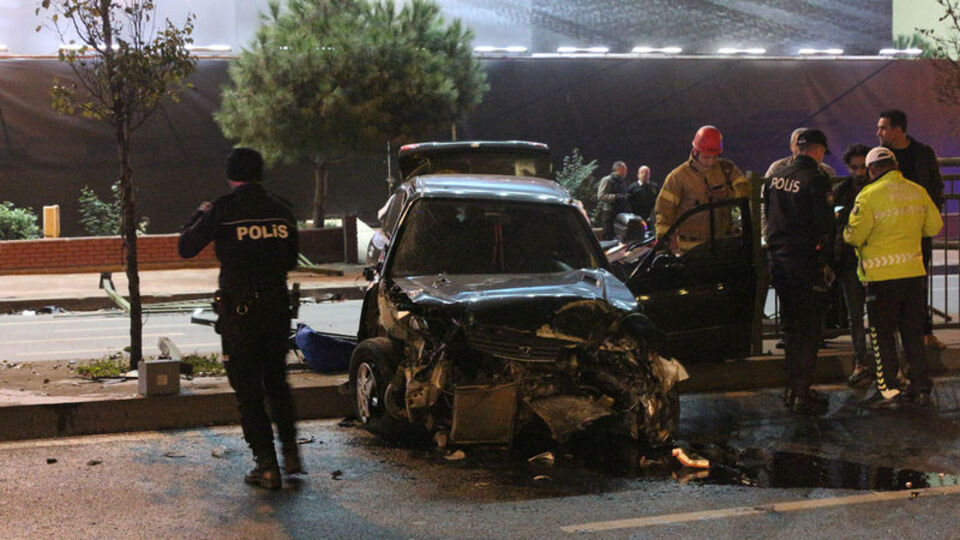 Beşiktaş'ta kaza! Otomobil refüje çıktı
