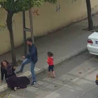 Sokakta kadına tekme tokat!