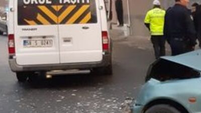 Öğrenci servis minibüsü ile otomobil çarpıştı!