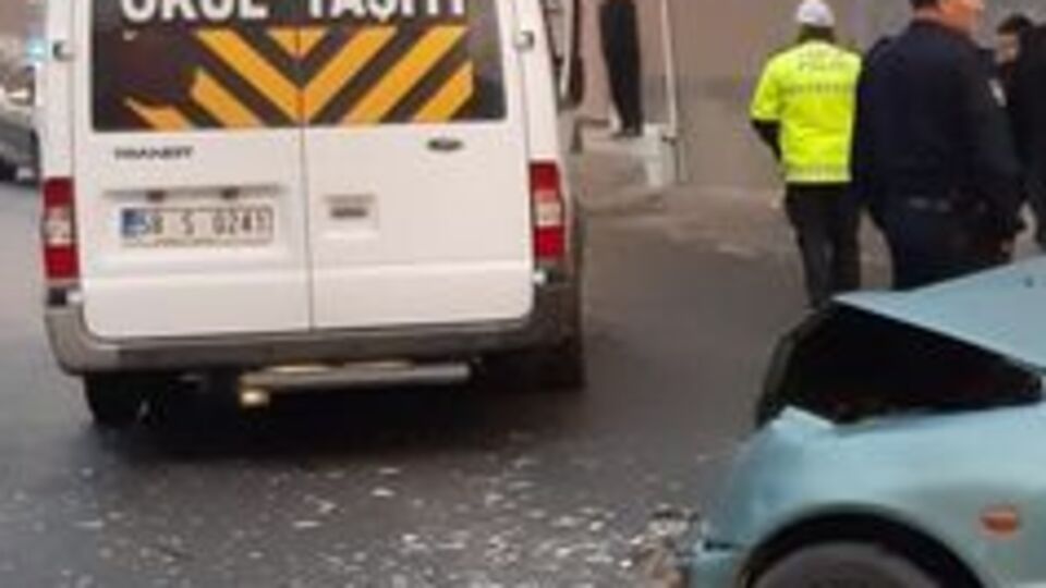 Öğrenci servis minibüsü ile otomobil çarpıştı!