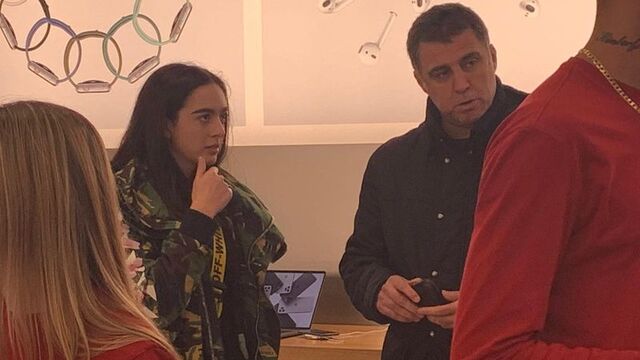 Firari FETÖ'cü Hakan Şükür, ABD'de Apple mağazasında görüntülendi!