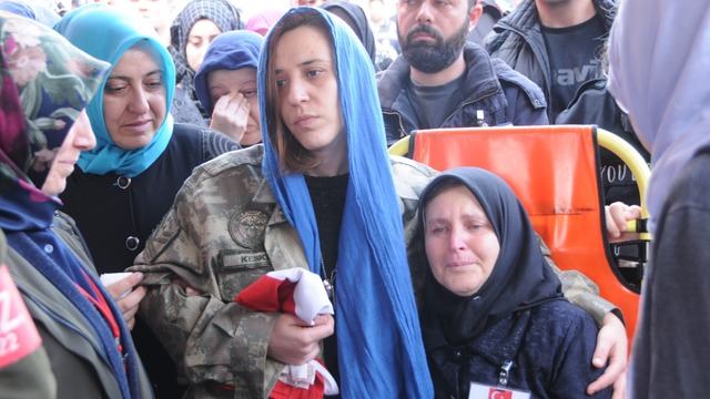 Şehidini üniformasıyla uğurladı