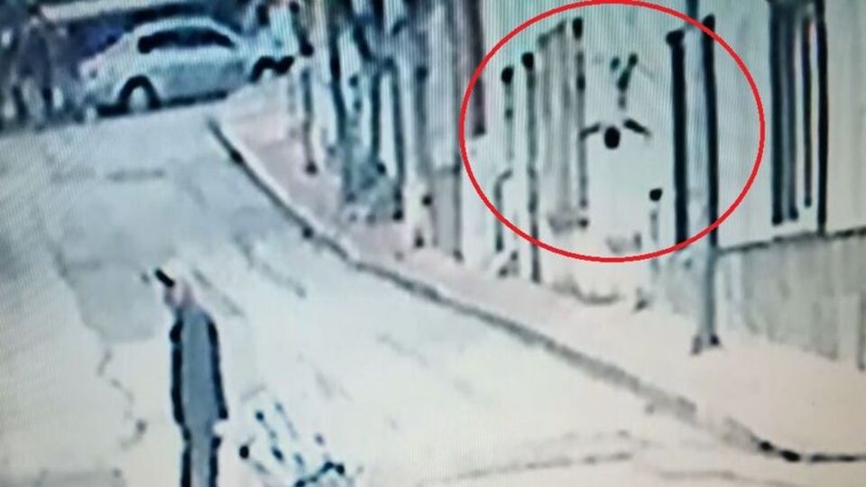 İkizlerden biri düştü diğeri kurtarıldı!