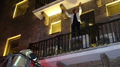 Balkonda mahsur kalan kadın dans etti