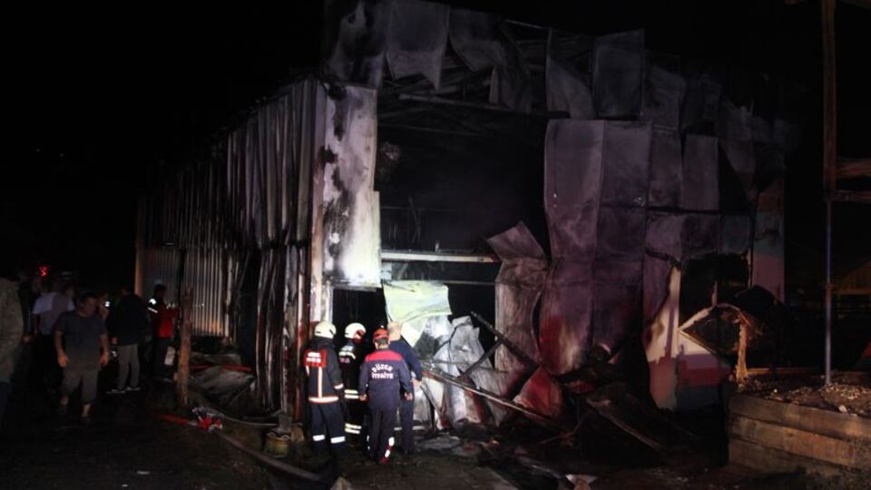 Tekstil fabrikası kül oldu