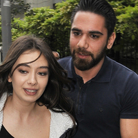 Eşini yalnız bıraktı