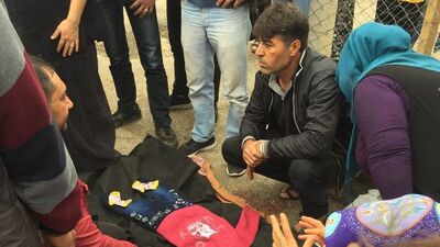 Üzerine elbiselerini örttüler! 2 yaşında melek oldu!