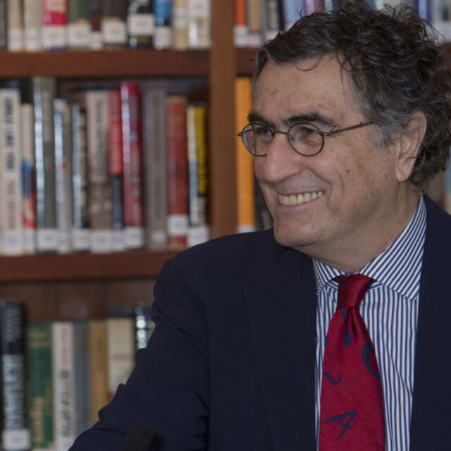 Hasan Cemal'in pasaportuna el kondu