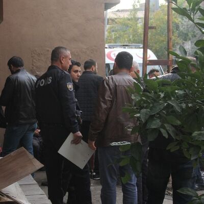 Evlat vahşeti! Peşinden ağladığı oğlu öldürdü!