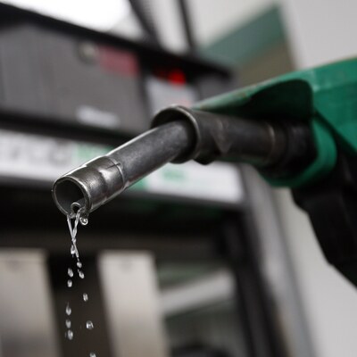 Benzinde şok düşüş zammı buharlaştırdı