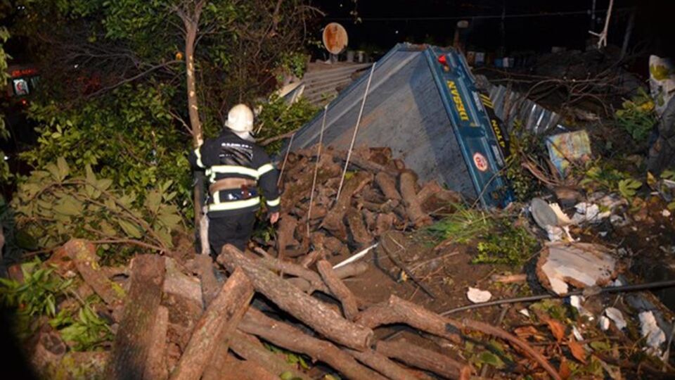 Traktör evin bahçesine devrildi: 1 ölü