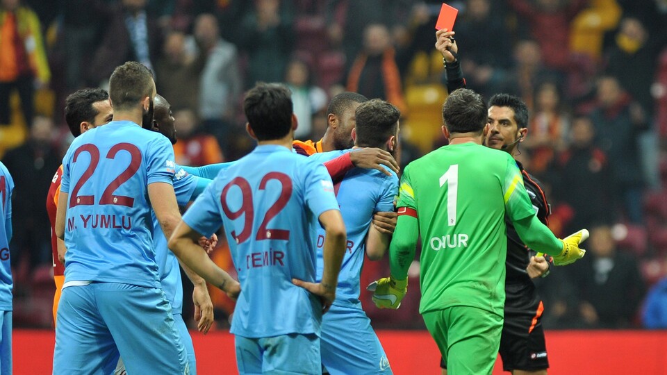 Olay hakemin kariyeri bitti!