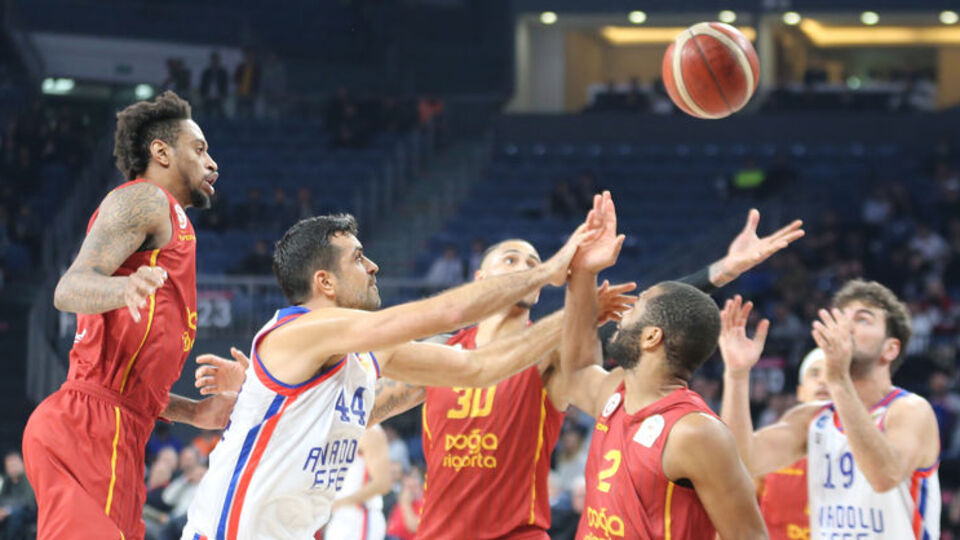 Anadolu Efes, Galatasaray'a fark attı