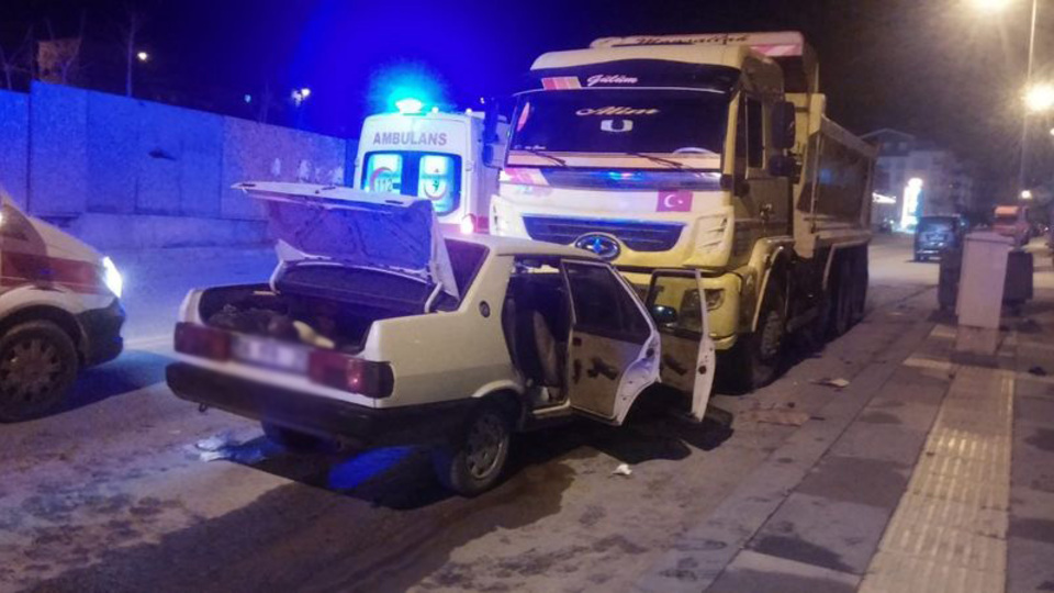 Otomobil park halindeki kamyona çarptı