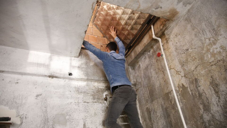 10 yıl hapisle aranıyordu! Kümeste yakalandı!