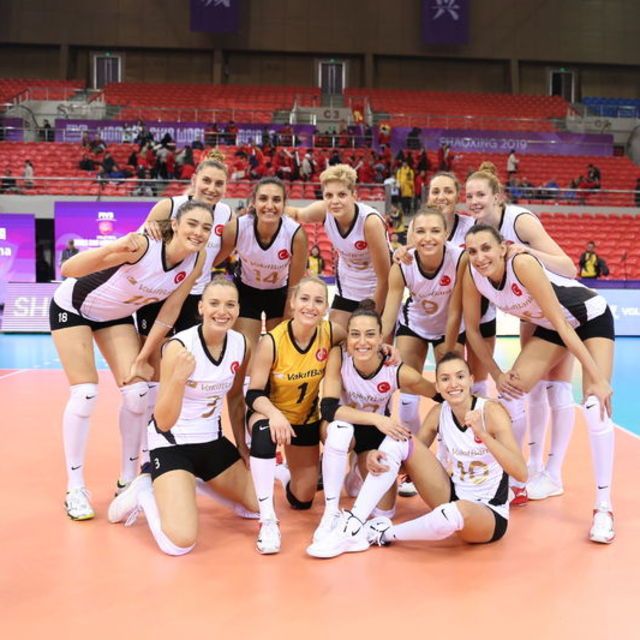 VakıfBank galibiyetle başladı