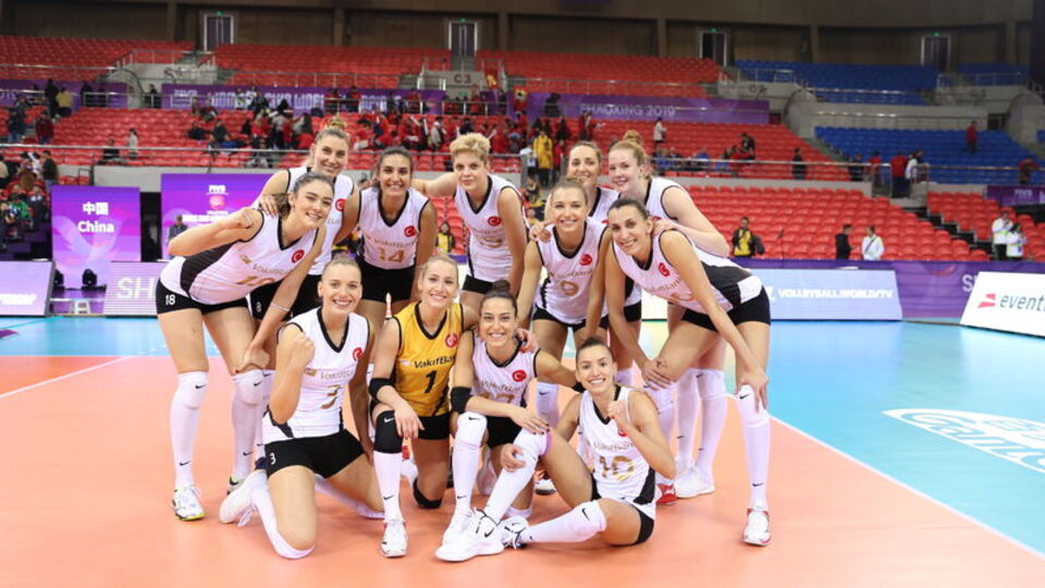 VakıfBank galibiyetle başladı