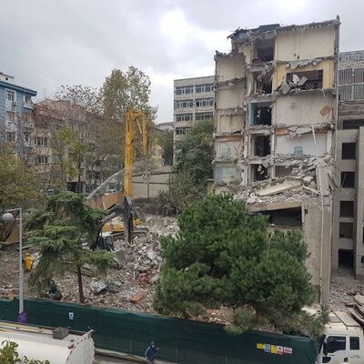 Çapa'da yıkım başladı