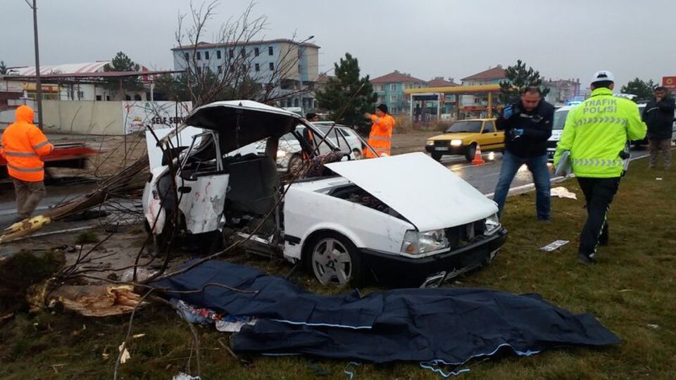 Hurdaya döndü: 2 ölü, 3 yaralı