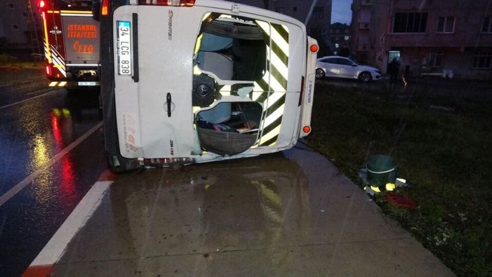 Sultanbeyli'de okul servisi ile otomobil çarpıştı!