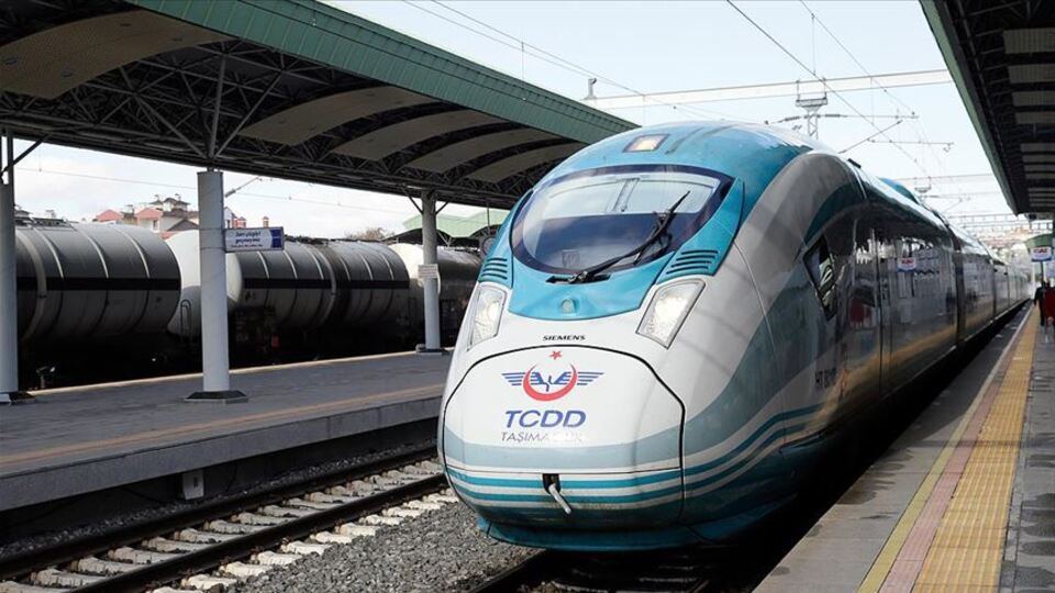 YHT setlerinden ilki Ankara'ya ulaştı