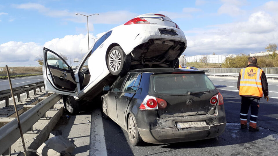 Silivri'de kaza: 8 araç birbirine girdi