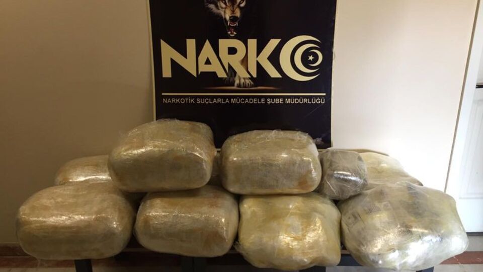 Polis memuru 121 kilo esrarla yakalandı